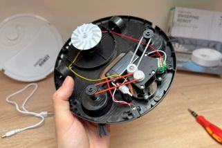 Objednala jsem robotický vysavač za 400 Kč z Allegra. Po jeho rozebrání jsem se rozesmála a předala ho dětem